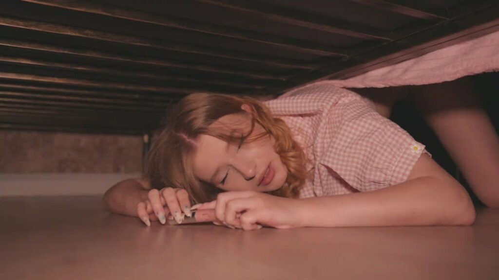 Chị gái bị cậu em trai doggy khi đang nhặt đồ ở gầm giường