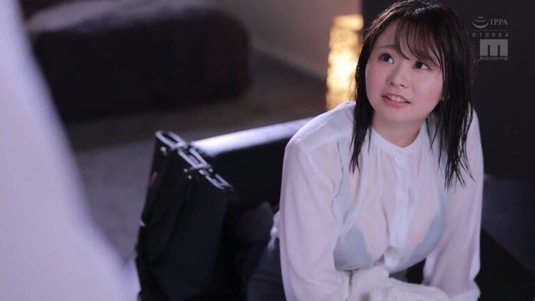 Cơn mưa to bất ngờ cùng đêm định mệnh với cô đồng nghiệp vú to