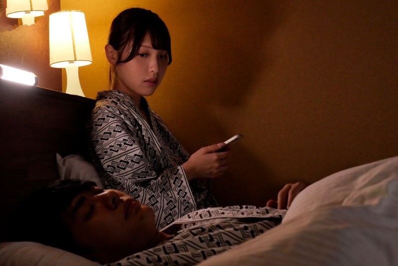 Đêm độc thân cuối cùng của cô vợ xinh và anh người yêu cũ trước khi lấy chồng