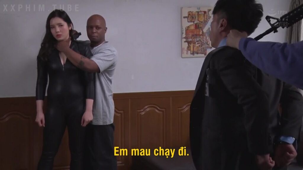 Đồng nghiệp bị bắt làm con tin, nữ điệp viên hy sinh “thân mình” và cái kết…