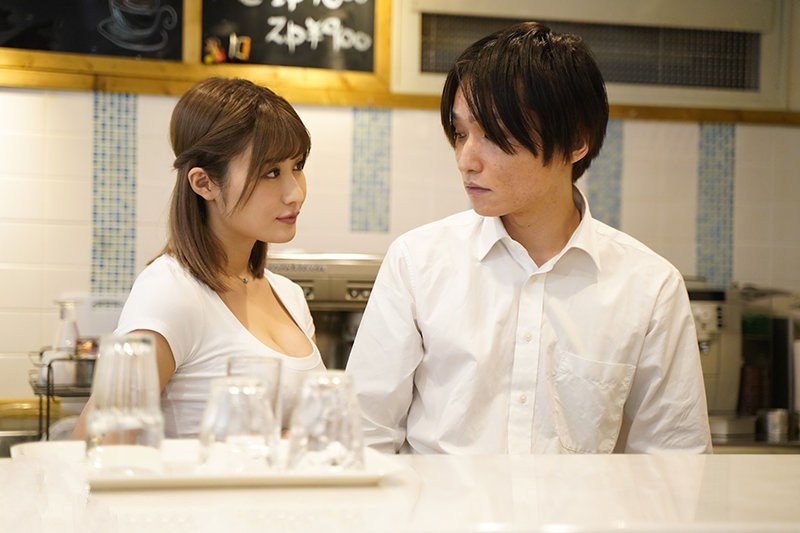 Em đồng nghiệp xinh đẹp “phục vụ” cậu đồng nghiệp làm chung khi chồng vô tâm