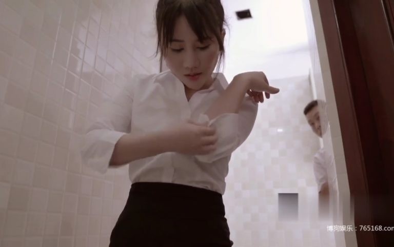Lén lút cùng em nhân viên văn phòng dâm đãng