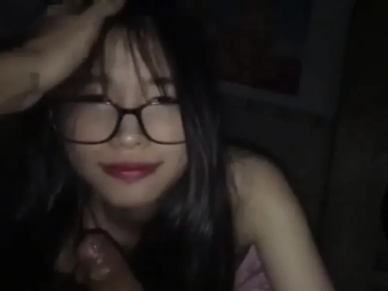 Vợ đi làm ca đêm, chồng lẻn sang phòng trọ để em học sinh kính cận mút cu